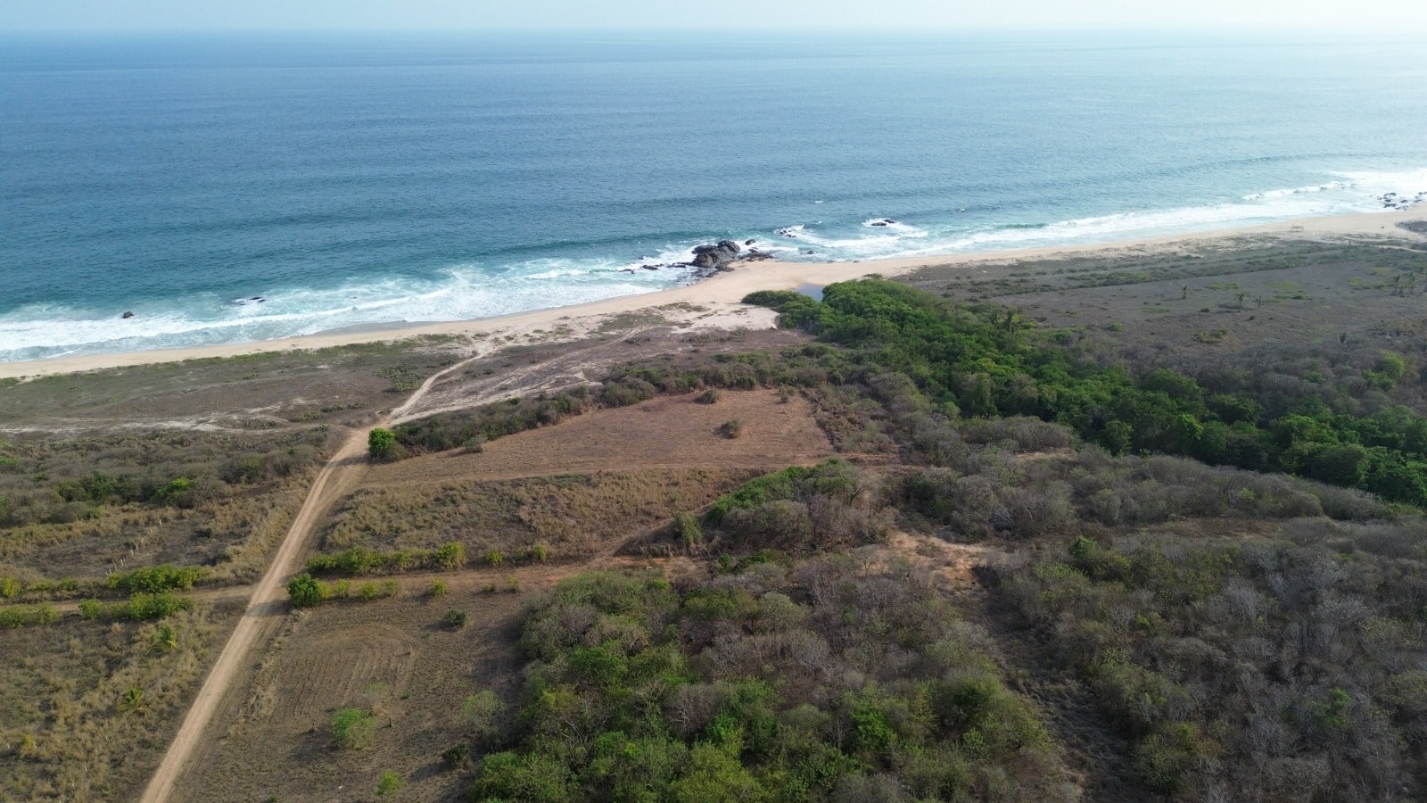 La entrada al mar de Agua Blanca, junto al lote